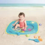 un bébé sur la petite piscine penadant lété