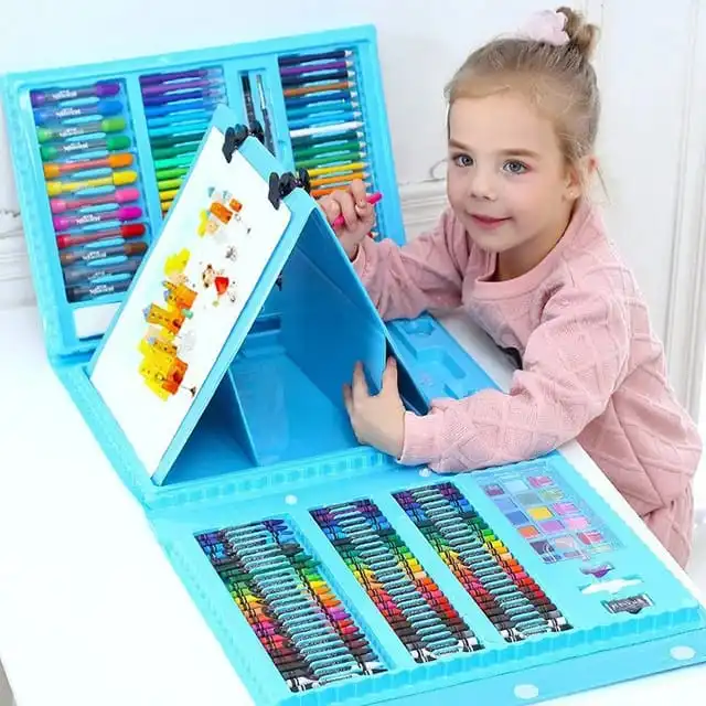 une petite fille joue avec Super méga art set 208 pièces